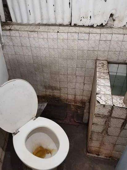 Kamar mandinya sangat bau dan penuh daki.