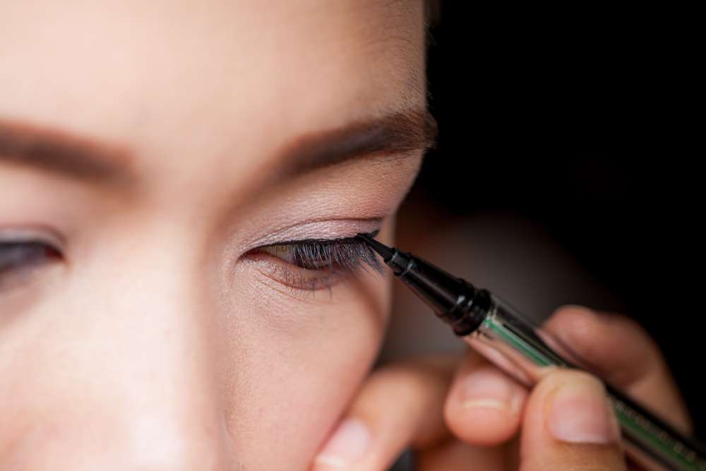 Memakai Eyeliner