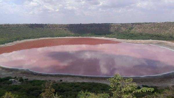 Danau Kawah Lonar airnya berubah warna jadi merah muda dalam semalam.