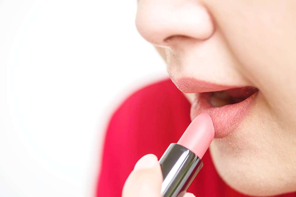 Memakai Lipstik