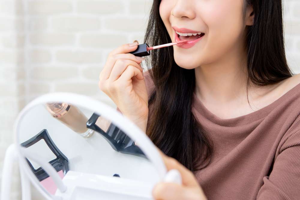Memakai Lipstik