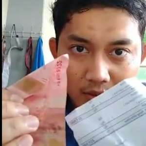 Guru Honorer Memperlihatkan Gajinya