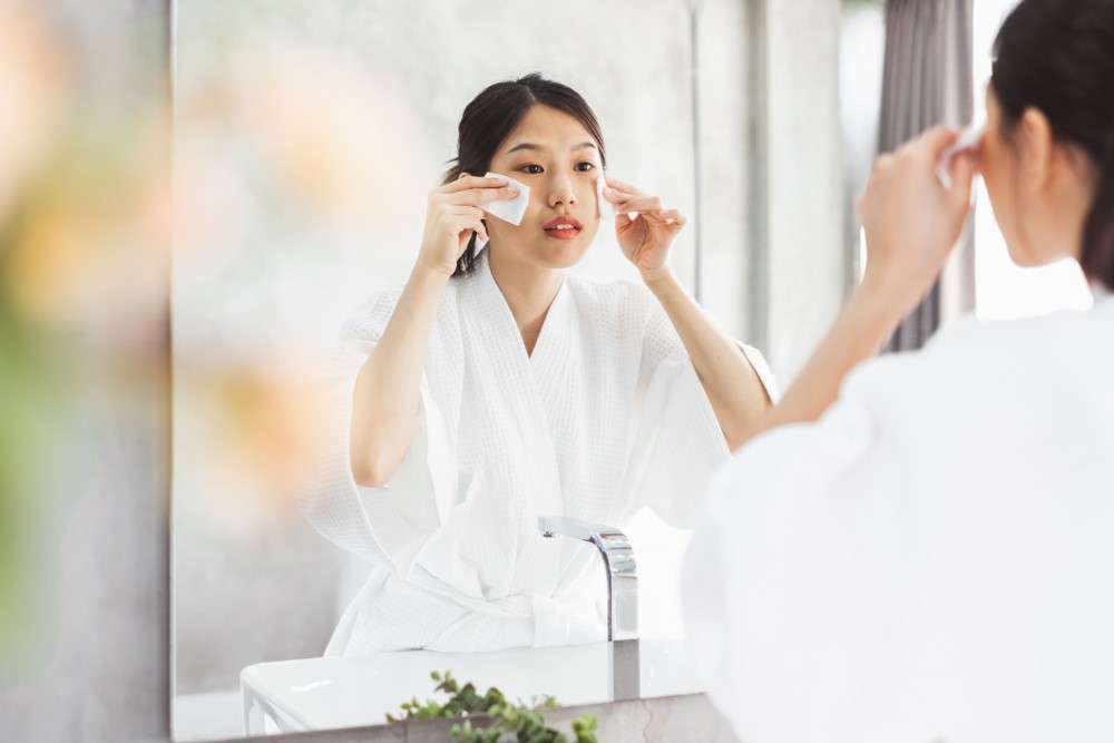 Terapkan Teknik Double Cleansing, Yuk Jaga Kebersihan Wajah di Era New Normal Terapkan Teknik Double Cleansing, Yuk Jaga Kebersihan Wajah di Era New Normal