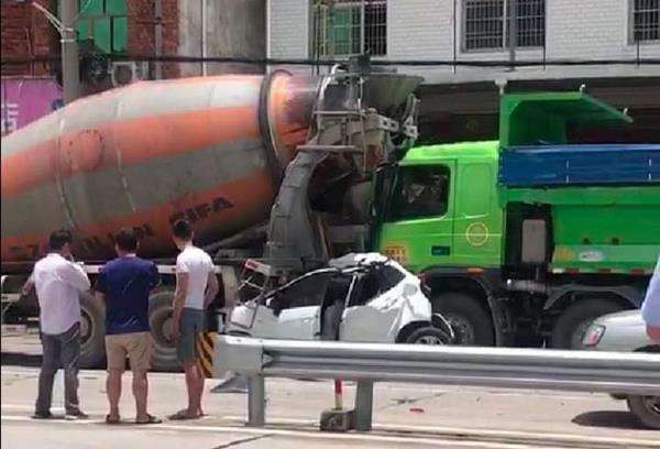 Mobil putih ringsek tergencet dua truk.