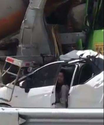 Ajaib, pengemudi hatchback putih itu selamat.