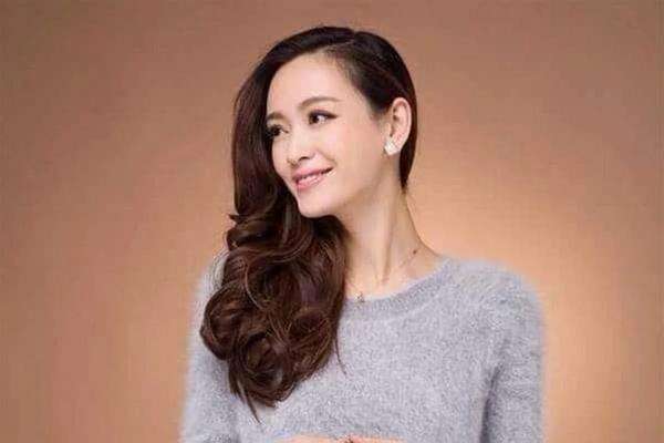 Cantik, kaya, berpendidikan tinggi, dan pintar.