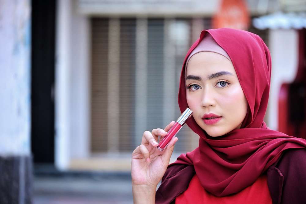Memakai Lipstik