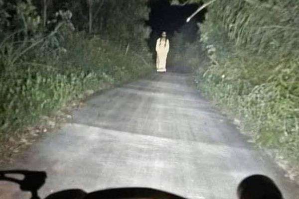 Ketemu hantu di jalan sepi dan gelap saat naik motor.