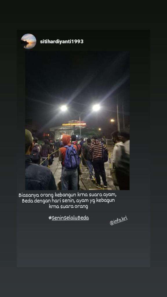 Antrean di Stasiun KRL