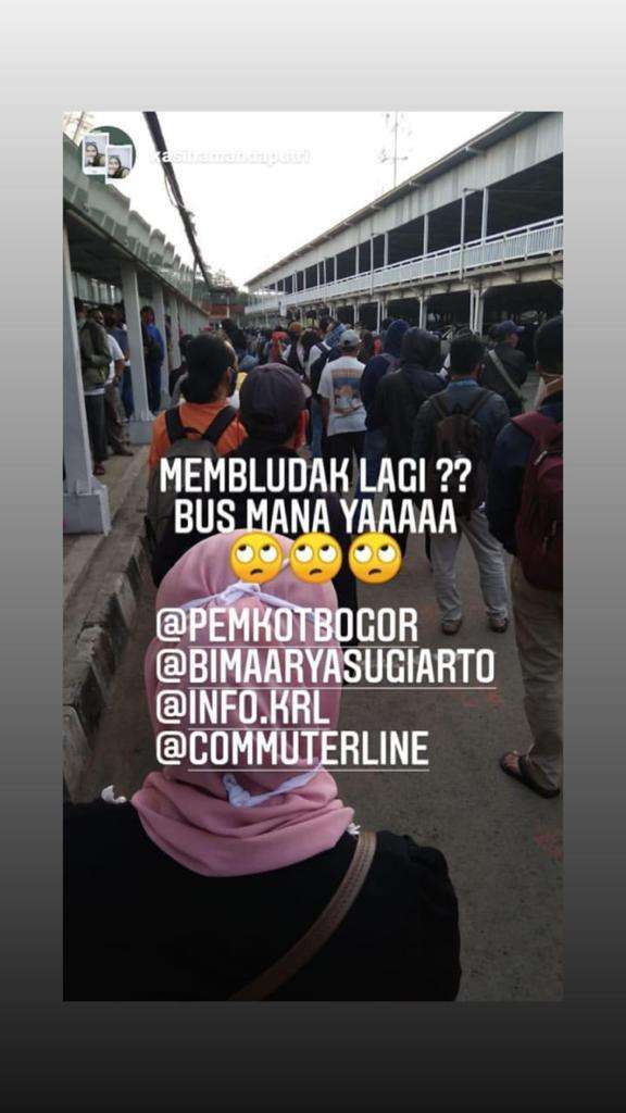 Antrean di Stasiun KRL