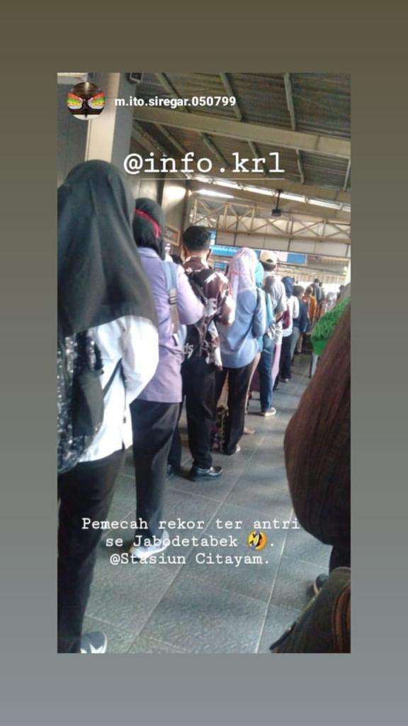 Antrean di Stasiun KRL