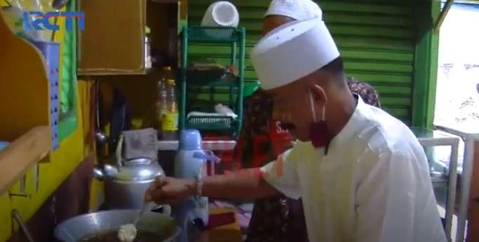 Haji Sodik jualan Nasi Uduk