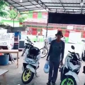 Potret Bapak Belikan Hp dengan Uang Receh Viral