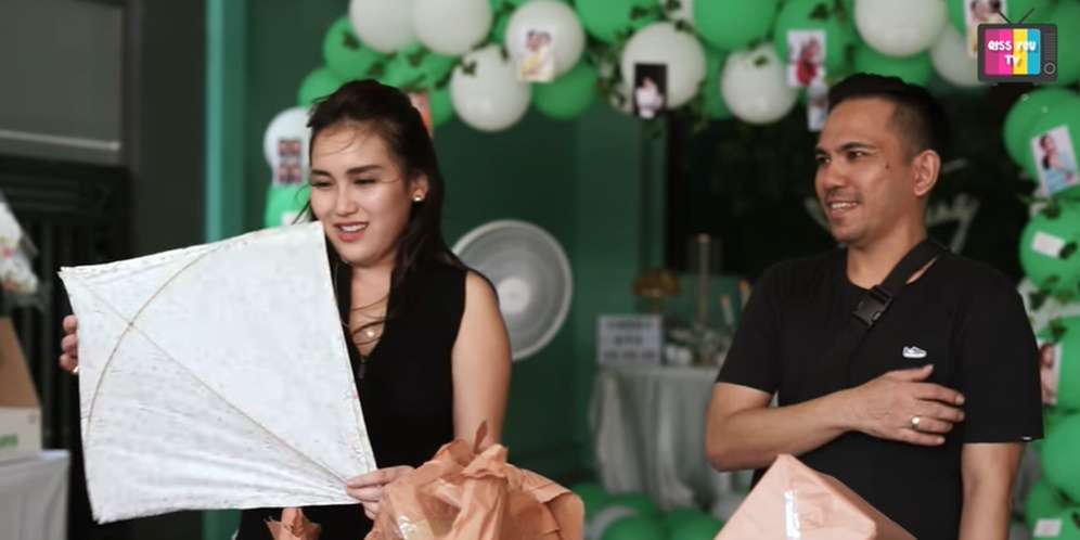 Ayu Ting Ting Mendapatkan Kado Layangan