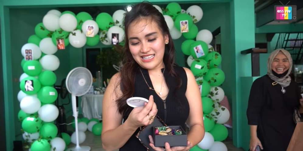 Ayu Ting Ting Mendapatkan Kado Berupa Pin