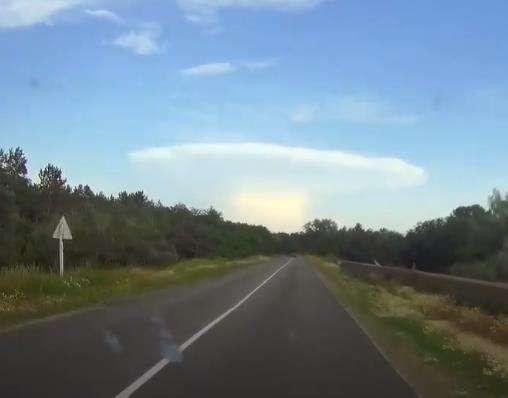 Awan berbentuk jamur yang meresahkan warga Kiev, Ukraina.