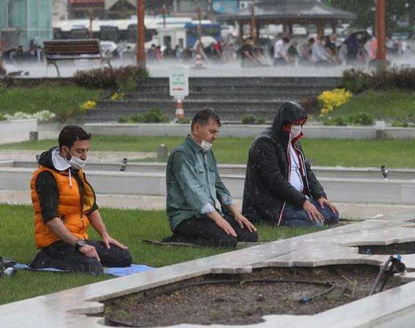 Sholat Jumat di tengah hujan usai pelonggaran lockdown di Turki.