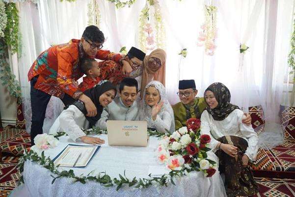Imam Shamsi Ali beserta keluarga menyaksikan pernikahan melalui media sosial.