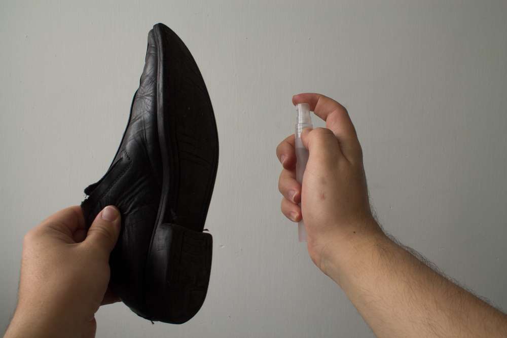 Membersihkan Alas Kaki