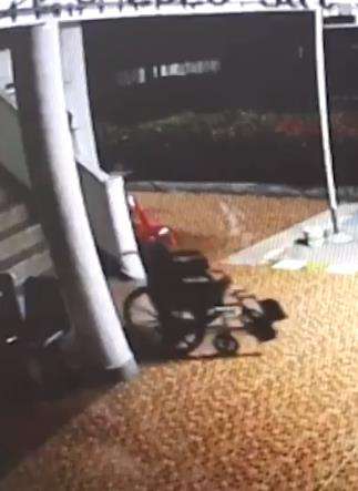 Kursi roda di depan anak tangga tiba-tiba bergerak sendiri.