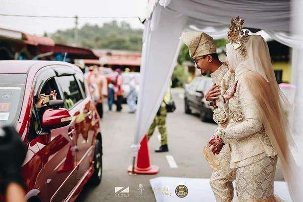 Norazura Mohd Ali dan Agus Santoso Sidik gelar resepsi dengan konsep drive-thru.