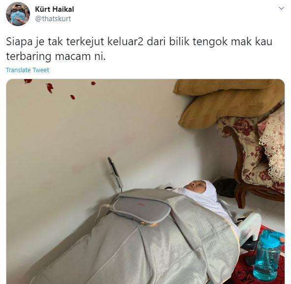 Ibu terbujur kaku di ruang tamu.