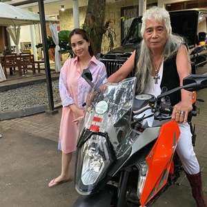 Gaya Opa Gideon saat Naik Motor