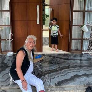 Gaya Opa Gideon saat Bareng Cucu Kesayangannya