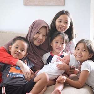 Kelima Anak Zaskia Adya Mecca dan Sang Nenek