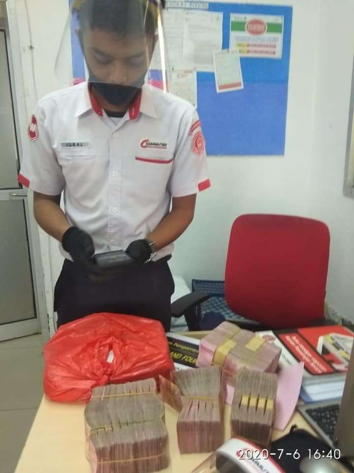 Uang Rp500 Juta di KRL