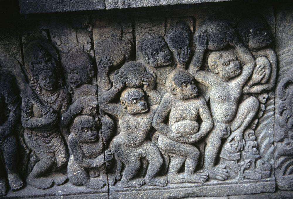 Relief candi menceritakan pasukan kera membangun Jembatan Rama.