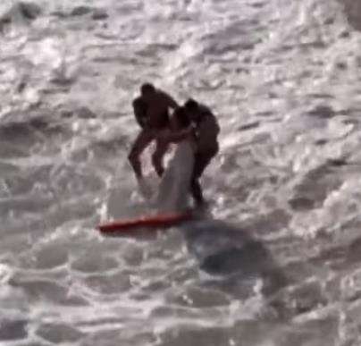 Keduanya berhasil diselamatkan penjaga pantai.