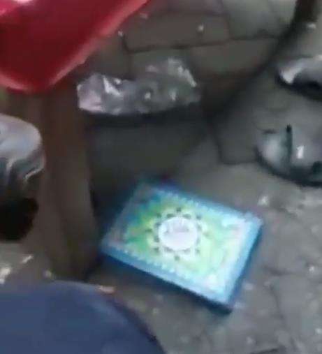 Dia melempar Alquran sebelum mengancam akan menyobeknya.