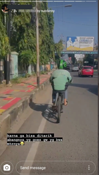 Driver Ojol membawa sepeda