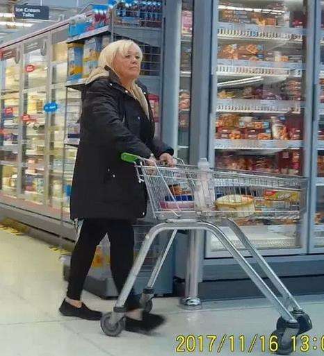 Christina terekam sedang belanja di mal.