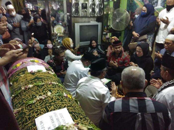 Prosesi akad nikah di depan jenazah ayah.