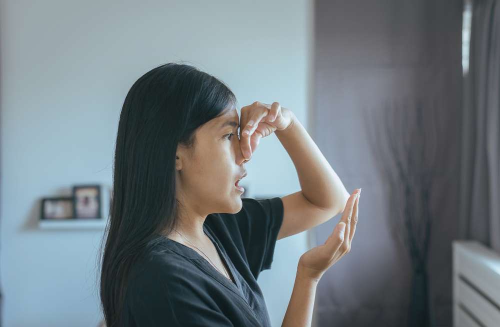 Menutup Hidung Sebelah Kanan