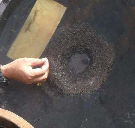 Penutup gentong tempat menaruh kecap penuh dengan jamur.