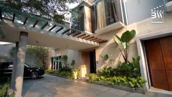 Depan rumah Rossa