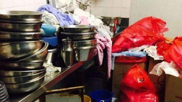 Akibat bagian kebersihan dan laundry rumah sakit mogok kerja.