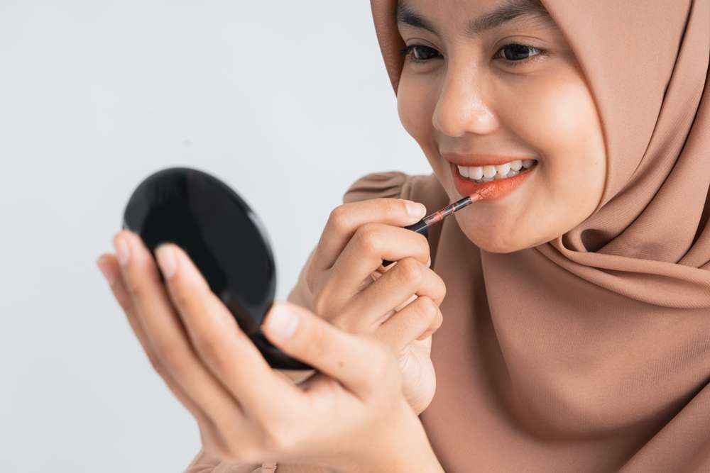 Memakai Lipstik