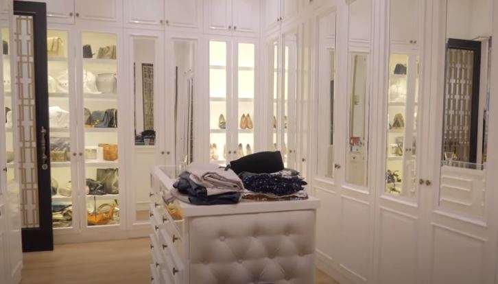 Ruang wardrobe Fenita