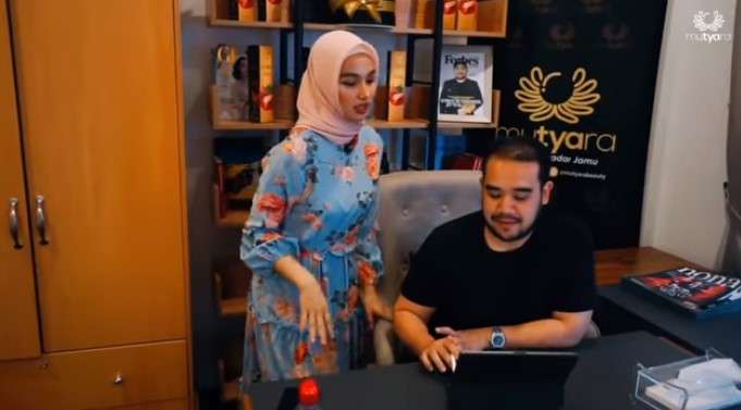 Ruangan kerja suami Tya Arifin