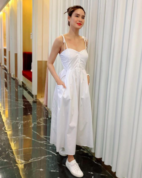 White Maxi Dress dan Sneakers