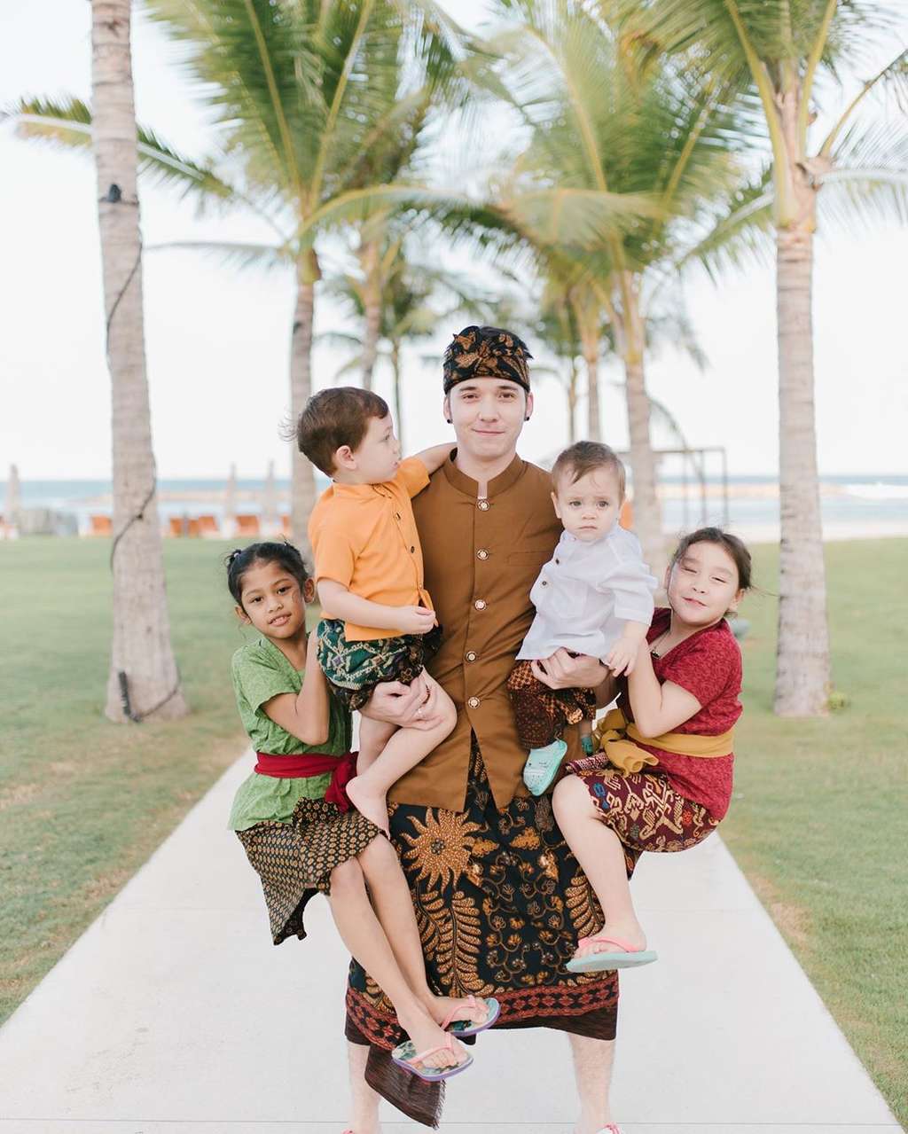 Stefan William bareng keempat anaknya