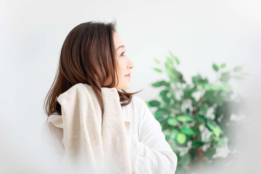 Menggosok Rambut dengan Handuk