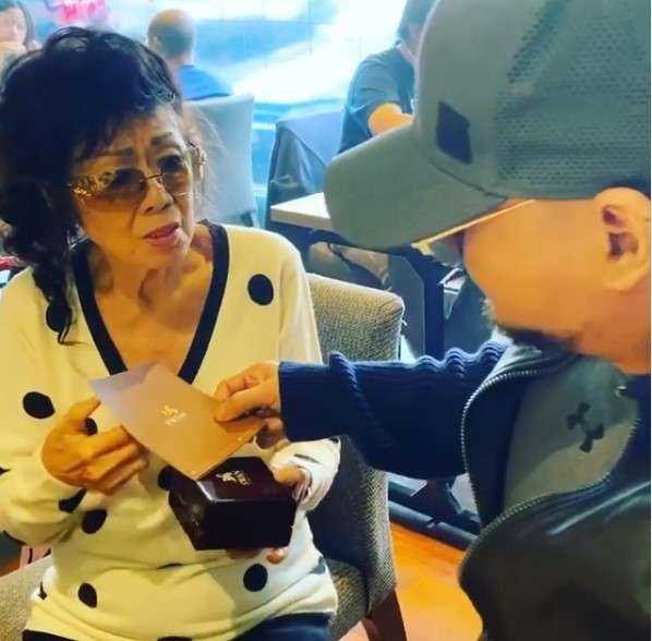 Hadiah Deddy untuk ibunda Hadiah Deddy untuk ibunda