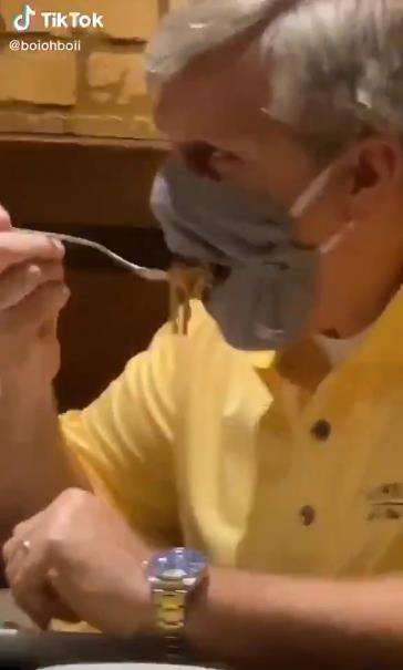 Ada lubang khusus agar bisa tetap makan meski pakai masker.