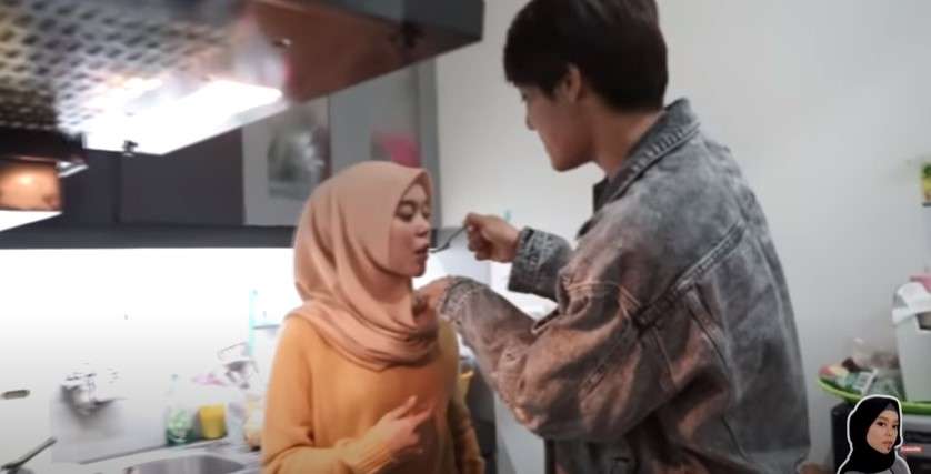 Rizky suapi Lesty masakannya