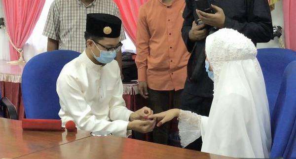 Keinginan ibu mertua sematkan cincin tunangan tak kesampaian.